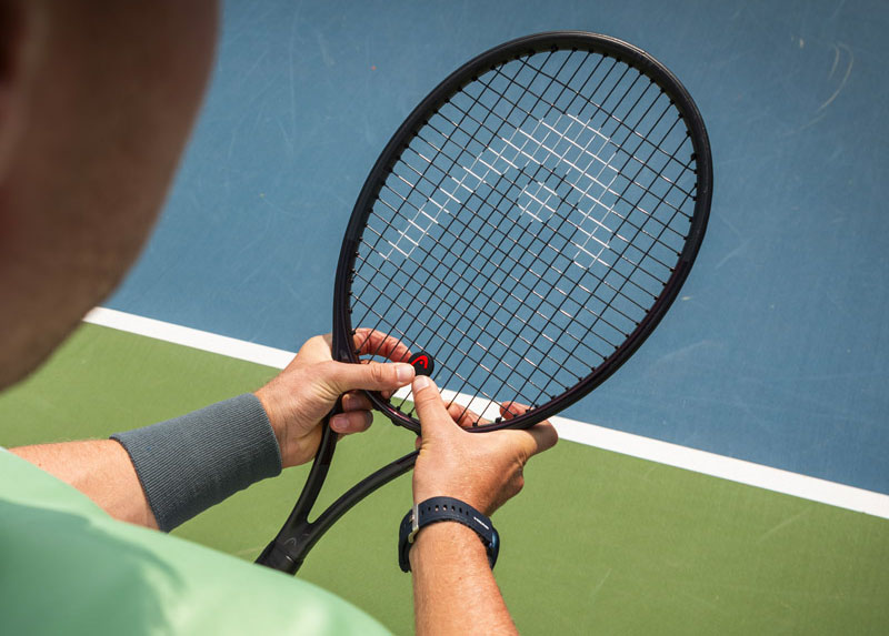 Wie bringe ich einen Vibrationsd&auml;mpfer am Tennisschl&auml;ger an?